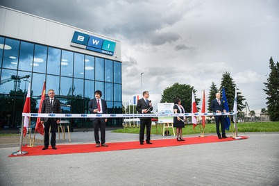 Przecięcie wstęgi w Balicach
