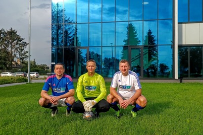 Łączy ich...piłka